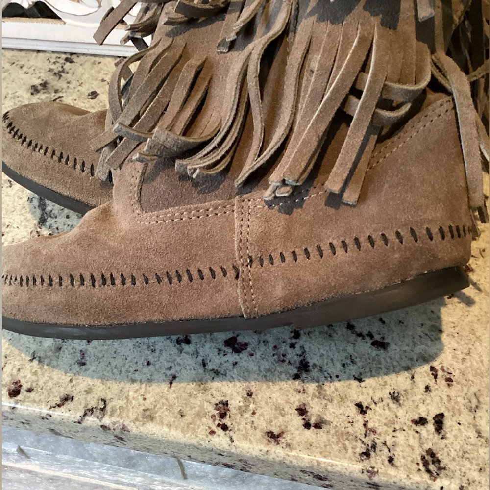 Minnetonka Fabulous Fringe Suede Leather Moccasin Boots Size 10 - Picture 6 of 12